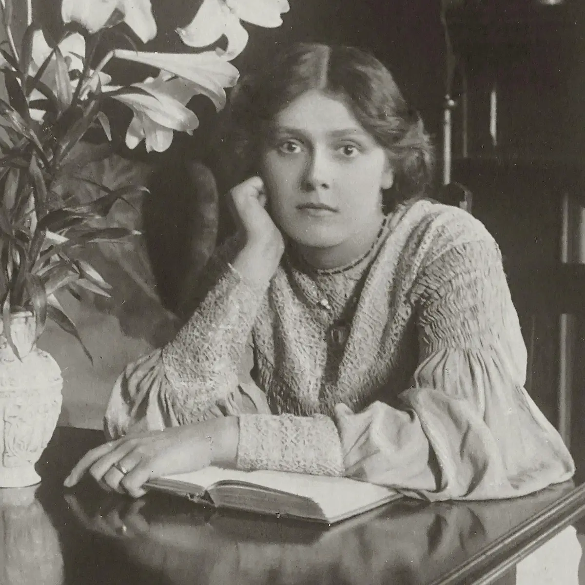 Frau mit Blumen, alt und schwarz/weiss