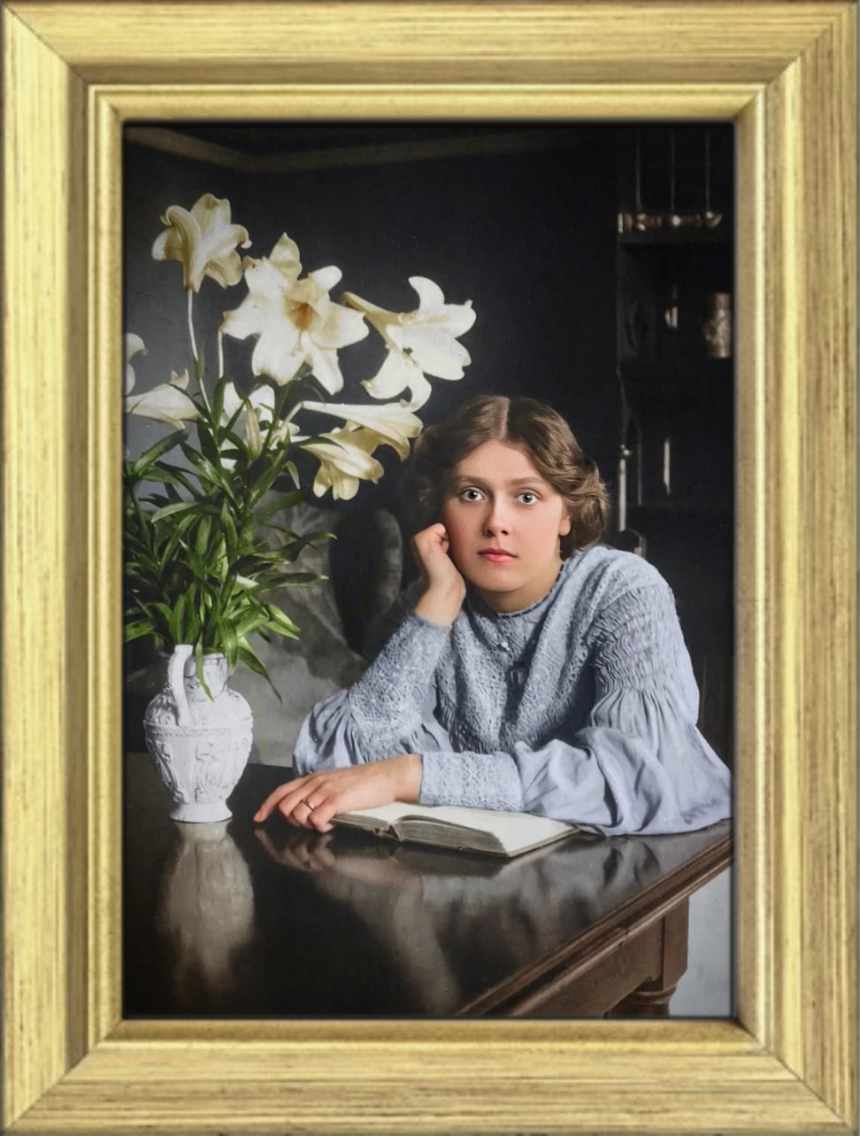 Leserin mit Lilien, neu koloriert und gerahmt